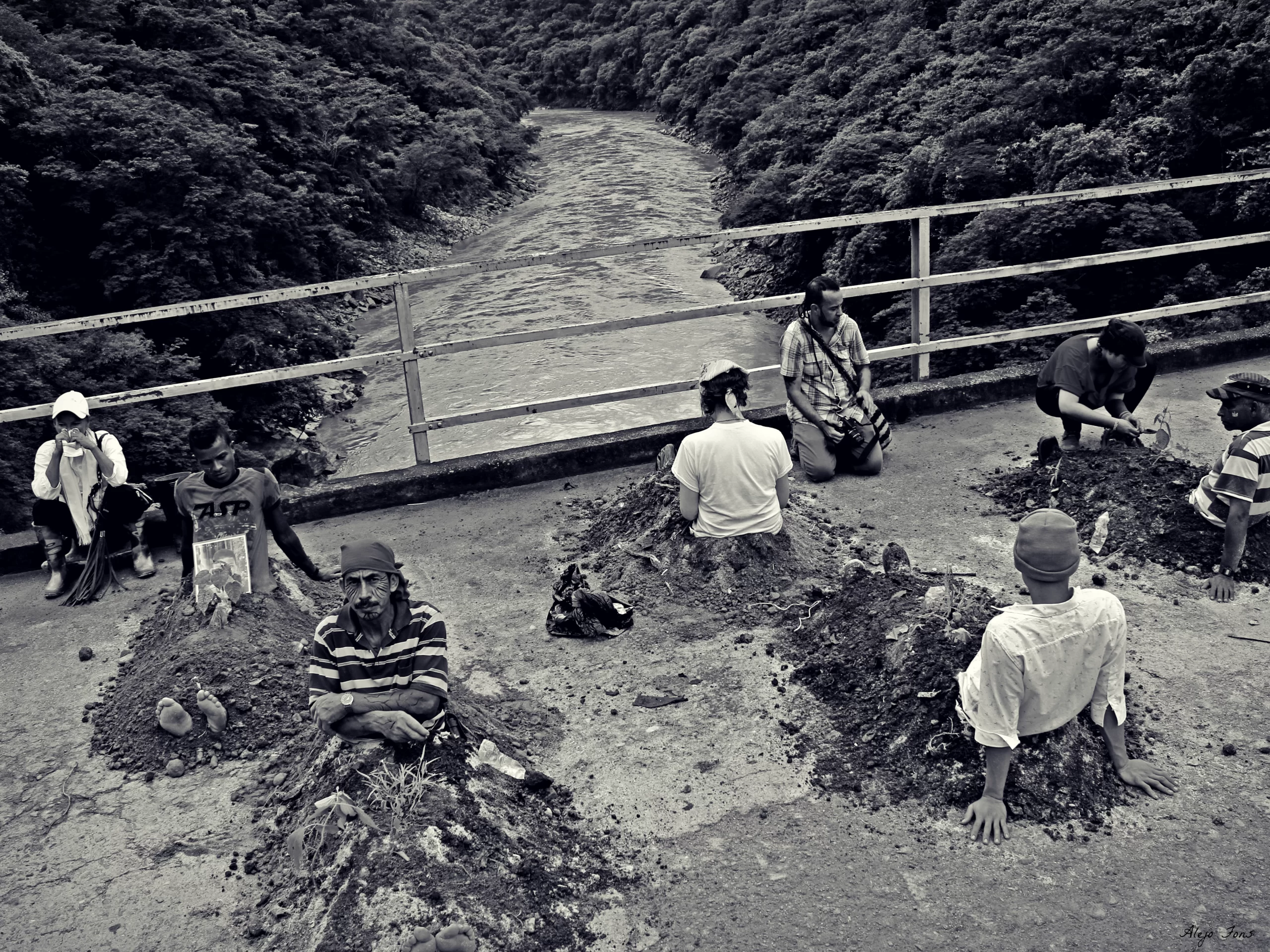 La Voz del Cauca nace como una forma de escuchar al río que tantas veces ignoramos. Este proyecto busca que el río hable, que cuente su historia y la de quienes viven a su lado. A través de distintas miradas y formatos, se quiere mostrar cómo el Cauca ha sido testigo de nuestra vida, de nuestros errores y también de nuestra esperanza. Más que un producto audiovisual, es un llamado a reconocer que el río sigue vivo y que su voz merece ser escuchada.